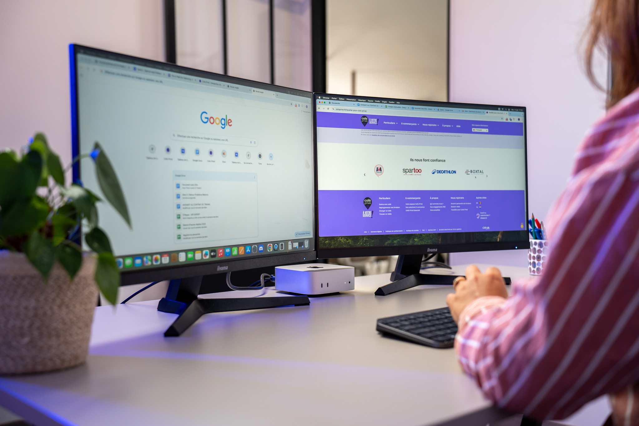 main d'une des membres de l'équipe de l'agence web Qwery devant leur ordinateur