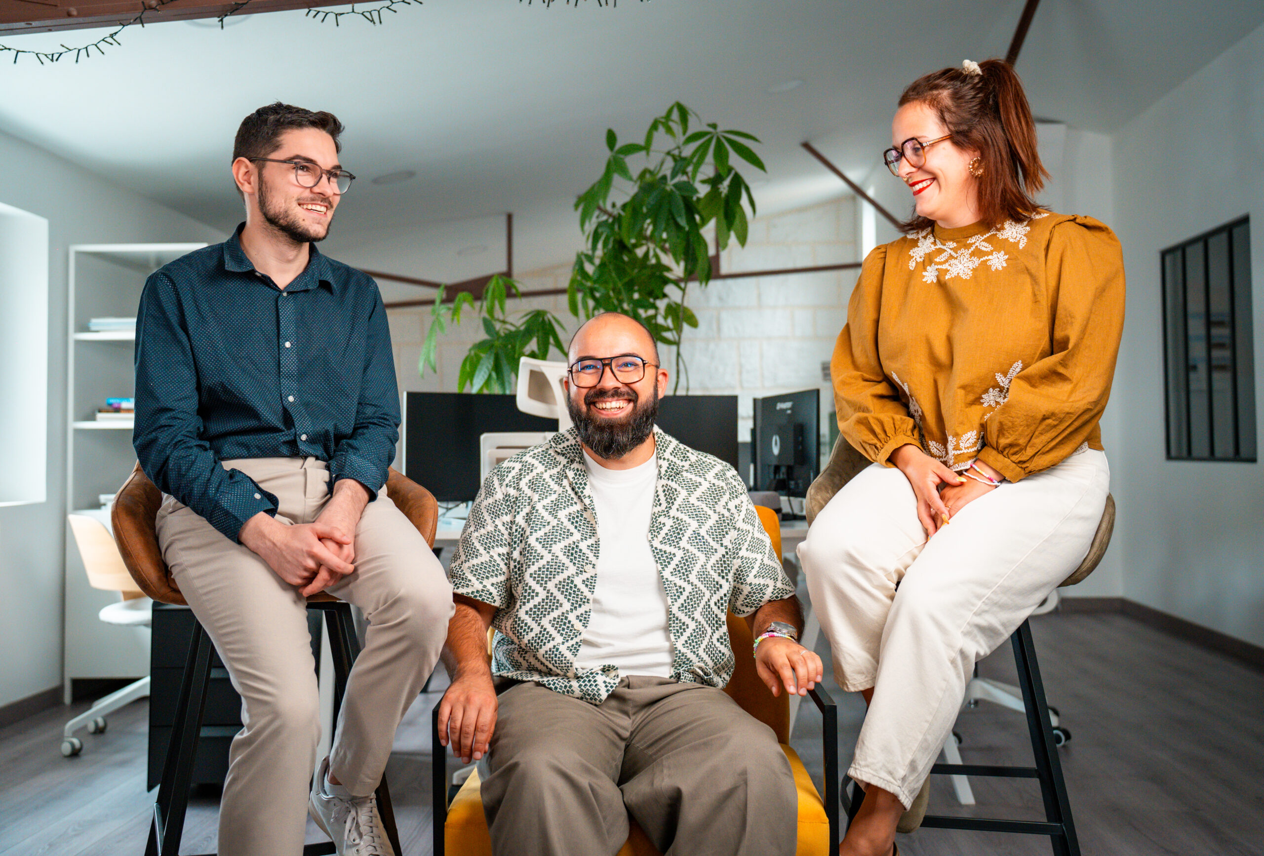 3 collègues qui rigolent ensemble pour illustrer le blog de l'agence web Qwery