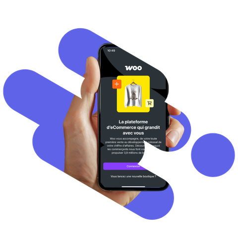 main avec téléphone sur l'application Woocommerce